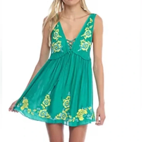 free people green embroidered dress Smak Parlour Plus Size Olive Mod Floral Gettin Groovy Mini Dress – Unique  Vintage main image 0